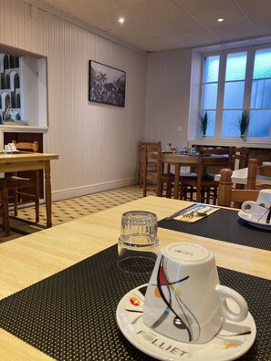 Petit déjeuner continental (9.9 EUR par personne)