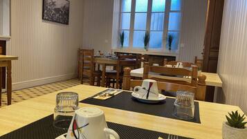 Bữa sáng kiểu Âu hàng ngày (9.5 EUR/mỗi người)