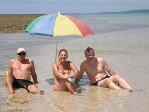 Ubicación cercana a la playa y toallas de playa