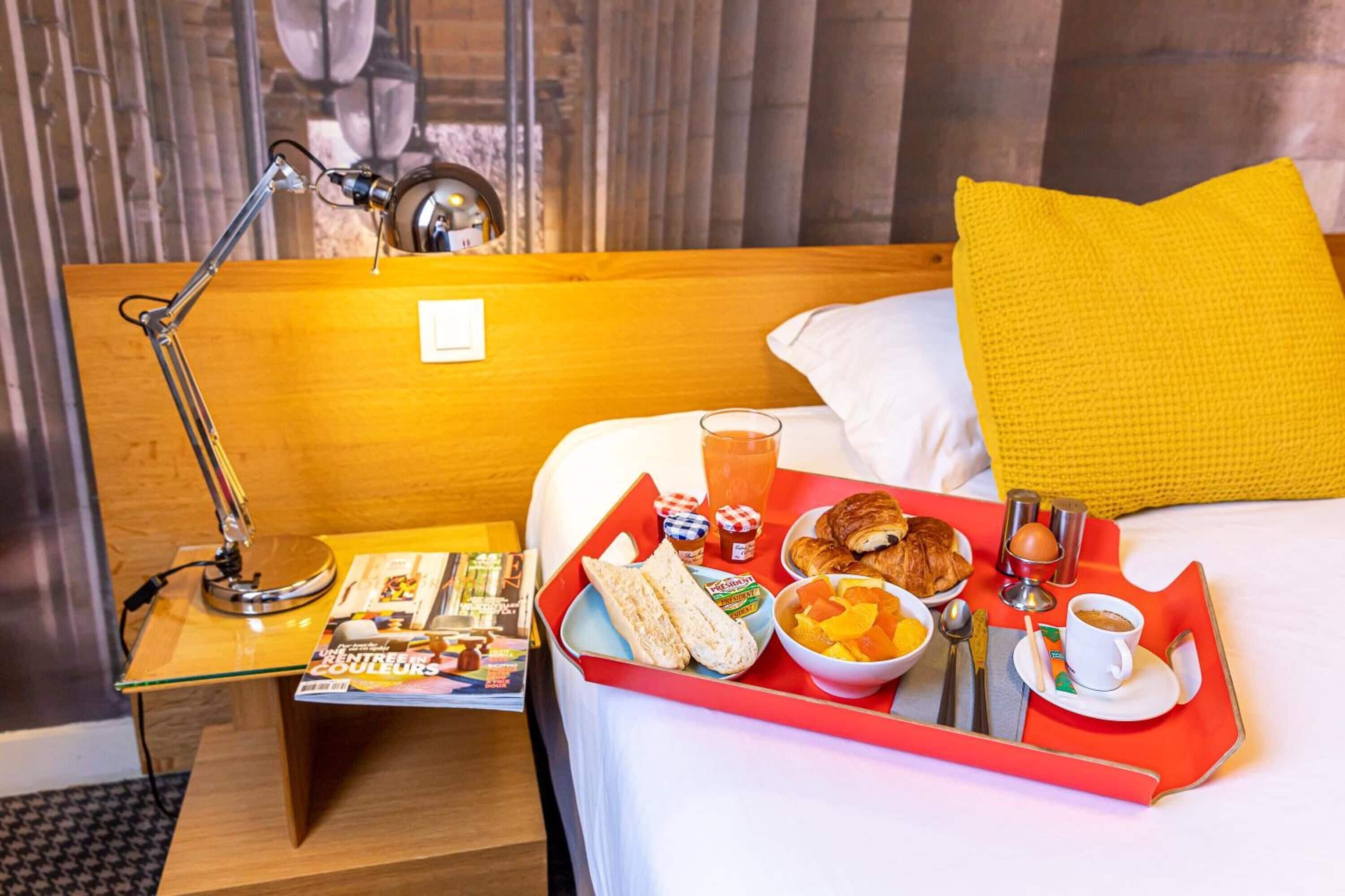 fridge, coffee/tea maker, electric kettle