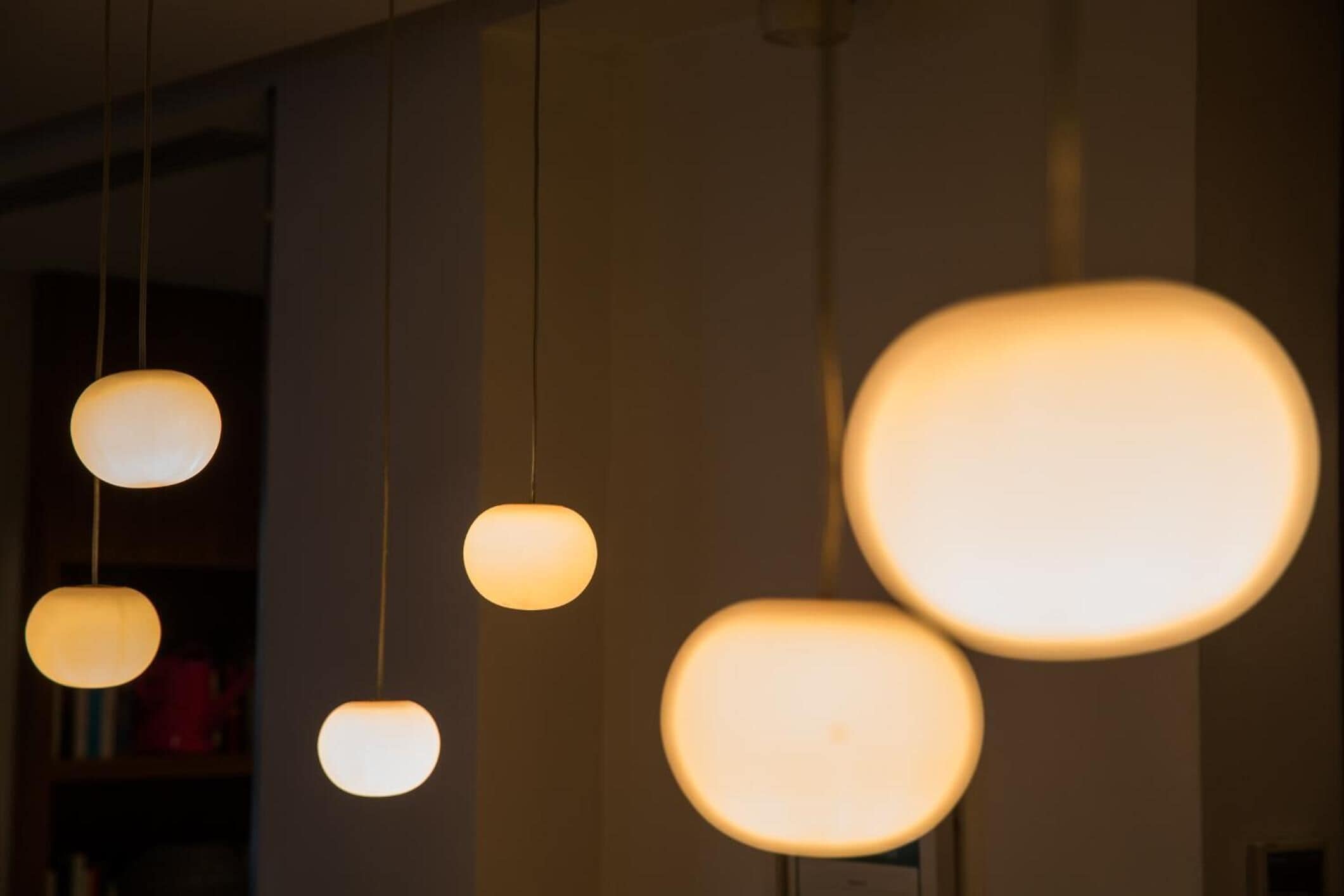 Une série de suspensions de différentes tailles, suspendues au plafond.