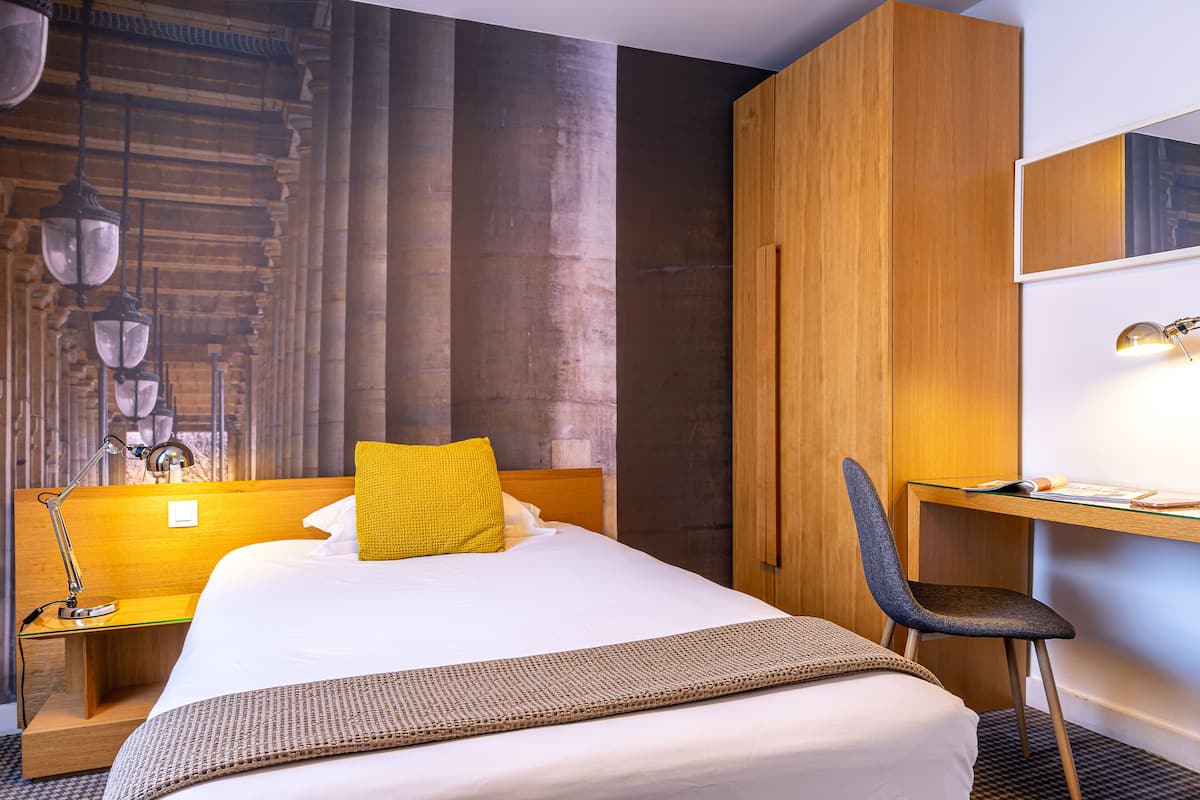 Single Room | In-room safe, desk, blackout drapes, soundproofing
