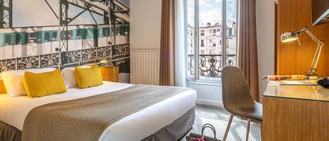 Caja de seguridad en la habitación, escritorio y cortinas blackout