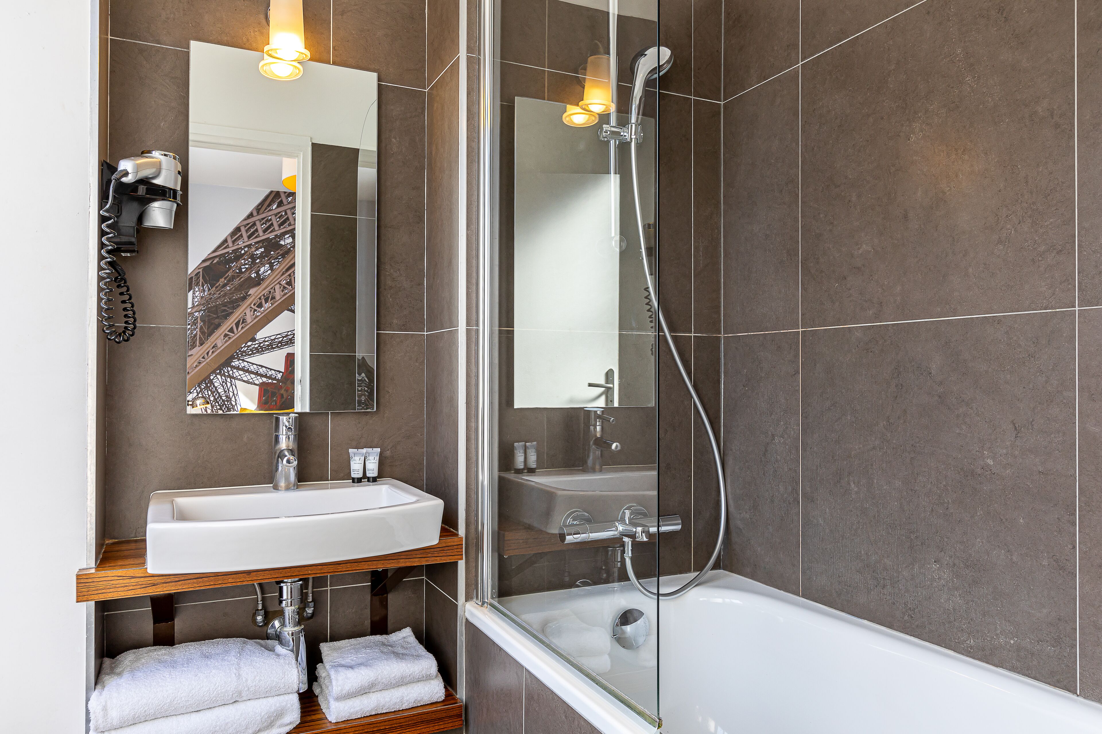 standard twin room | bathroom | free toiletries, hair dryer, towels
