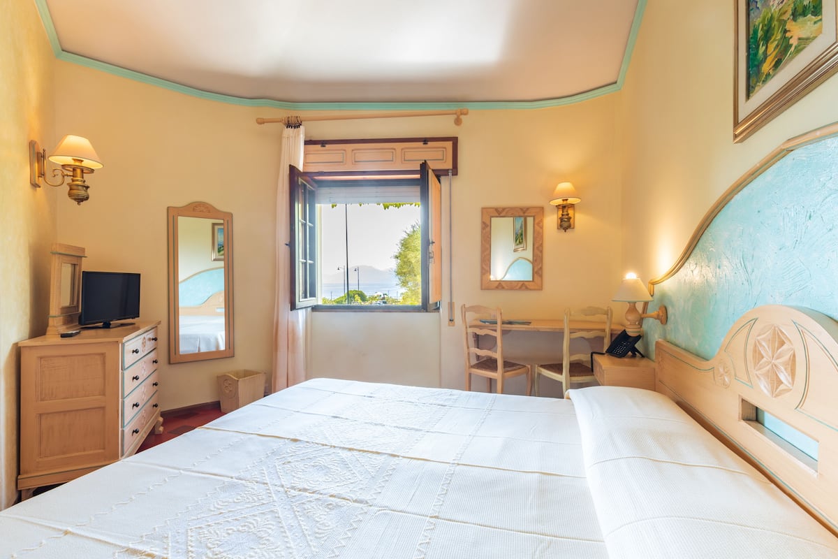 Standard Triple Room | Peti besi dalam bilik, meja, ruang kerja komputer riba, kalis bunyi