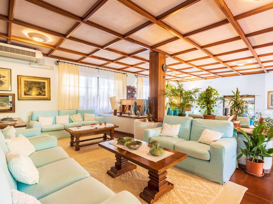 Lobby lounge