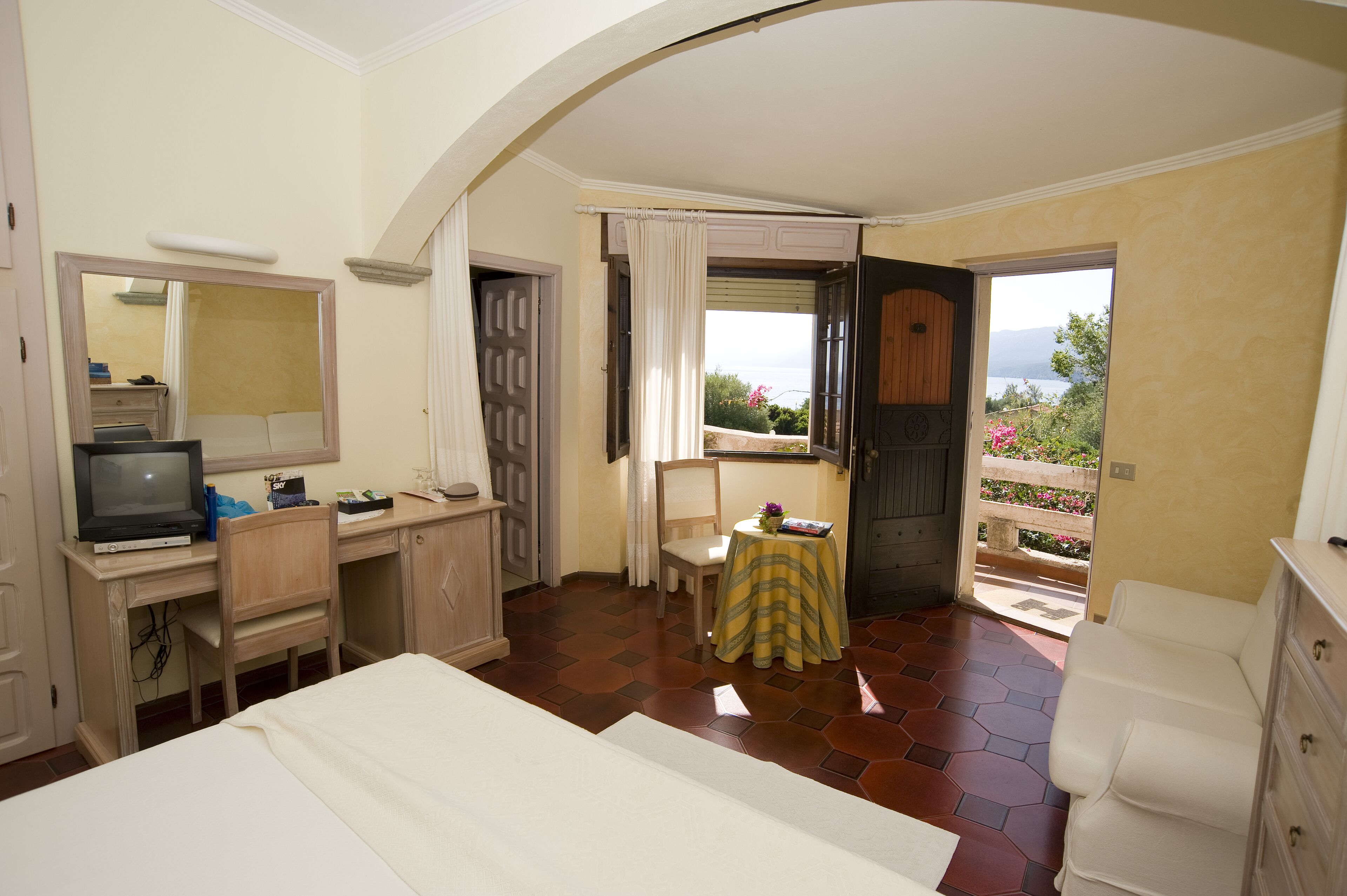double room, sea view | in-room safe, desk, laptop workspace, soundproofing