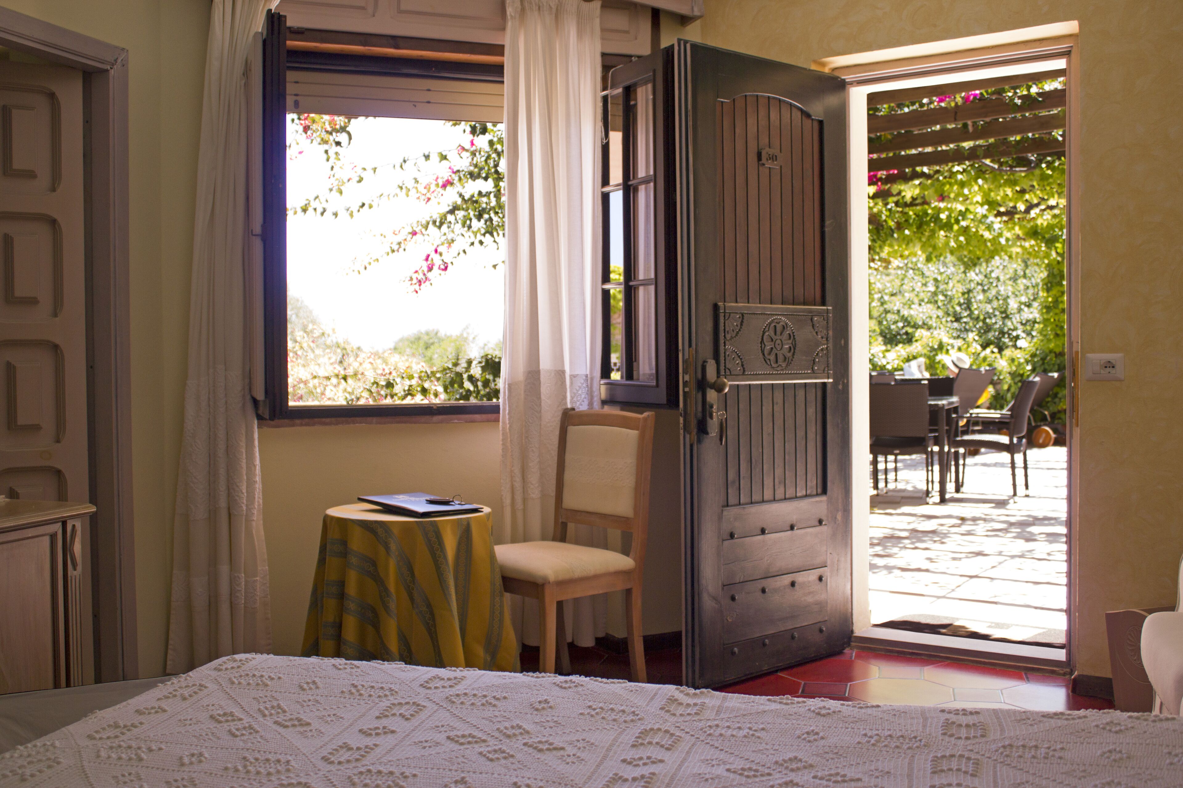 standard double room | in-room safe, desk, laptop workspace, soundproofing