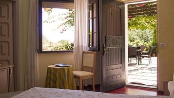 Doppia Standard | Una cassaforte in camera, una scrivania, postazione laptop