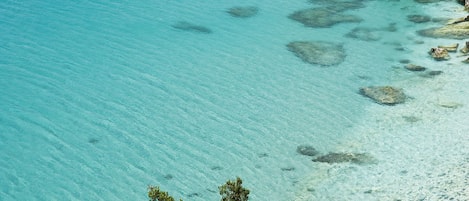 Plage, chaises longues, parasols, serviettes de plage