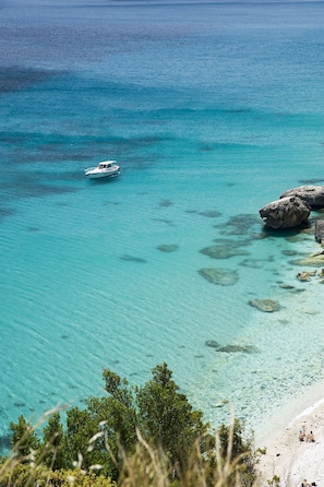 Plage, chaises longues, parasols, serviettes de plage