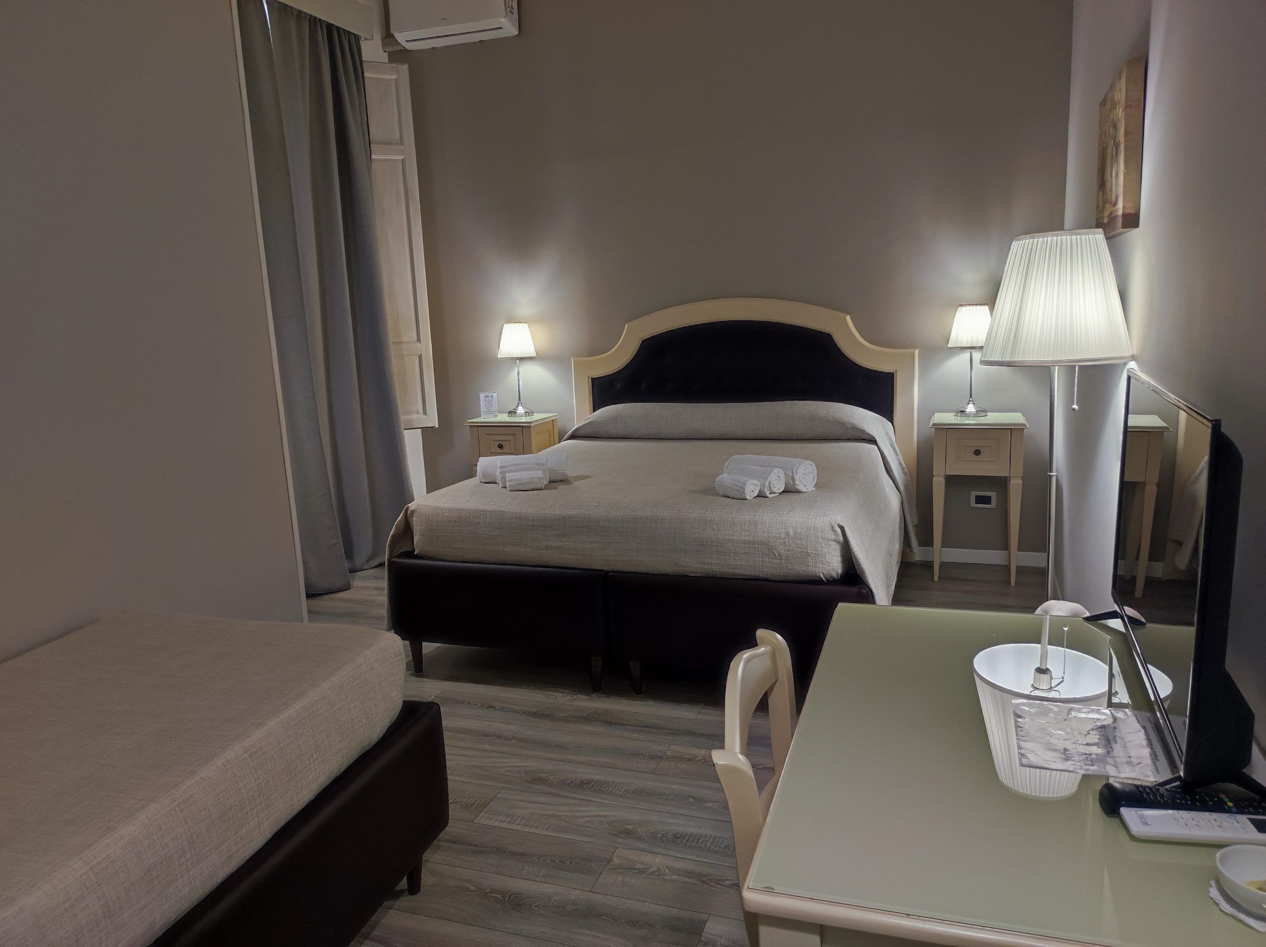 Chambre Triple Standard | Coffres-forts dans les chambres, bureau, rideaux occultants