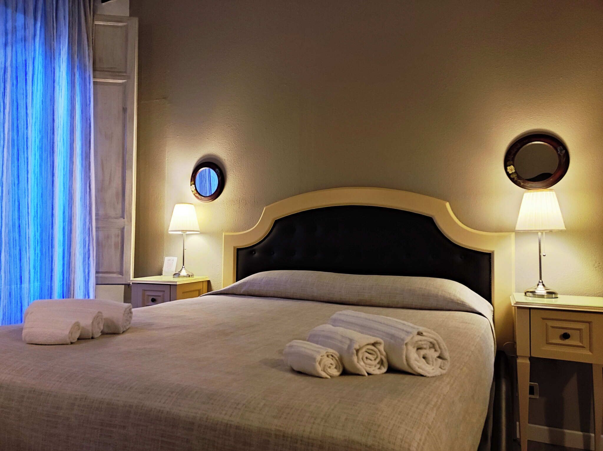 Standaard kamer | Een kluis op de kamer, een bureau, verduisterende gordijnen