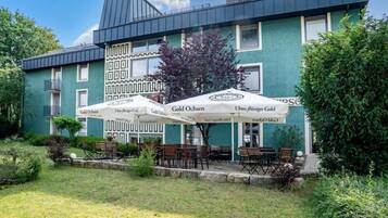 Breakfast and dinner served, German cuisine