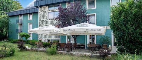 Breakfast and dinner served, German cuisine