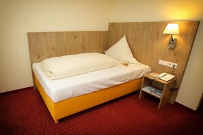 Comfort Single Room, 1 Bedroom | Hypo-allergenic bedding, in-room safe, desk, iron/ironing board - Hotel Hirsch (Heidenheim an der Brenz)