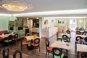 Breakfast and dinner served, German cuisine - Hotel Hirsch (Heidenheim an der Brenz)