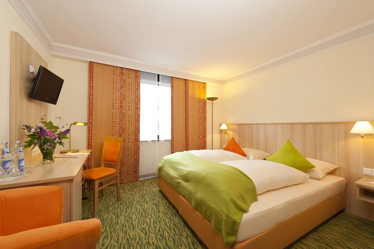 Comfort Double Room, 1 Bedroom | Hypo-allergenic bedding available, in-room safe, desk