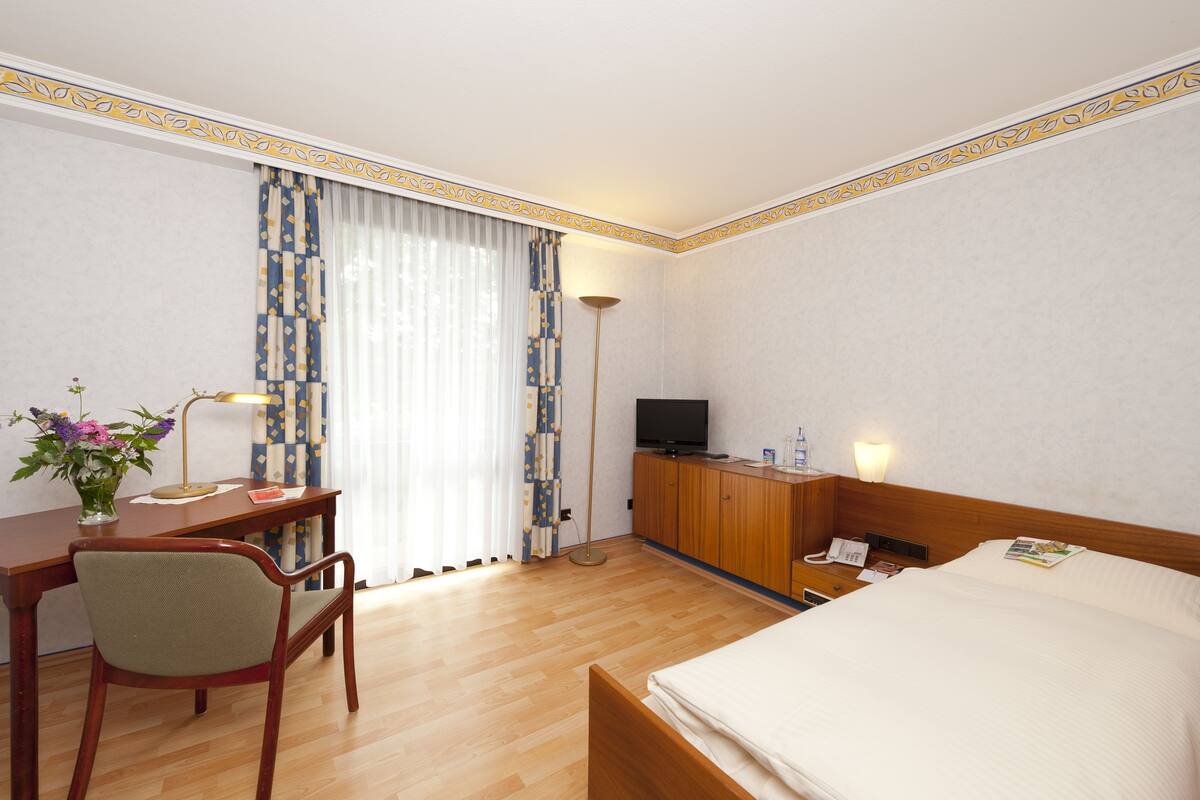 Hypo-allergenic bedding available, in-room safe, desk