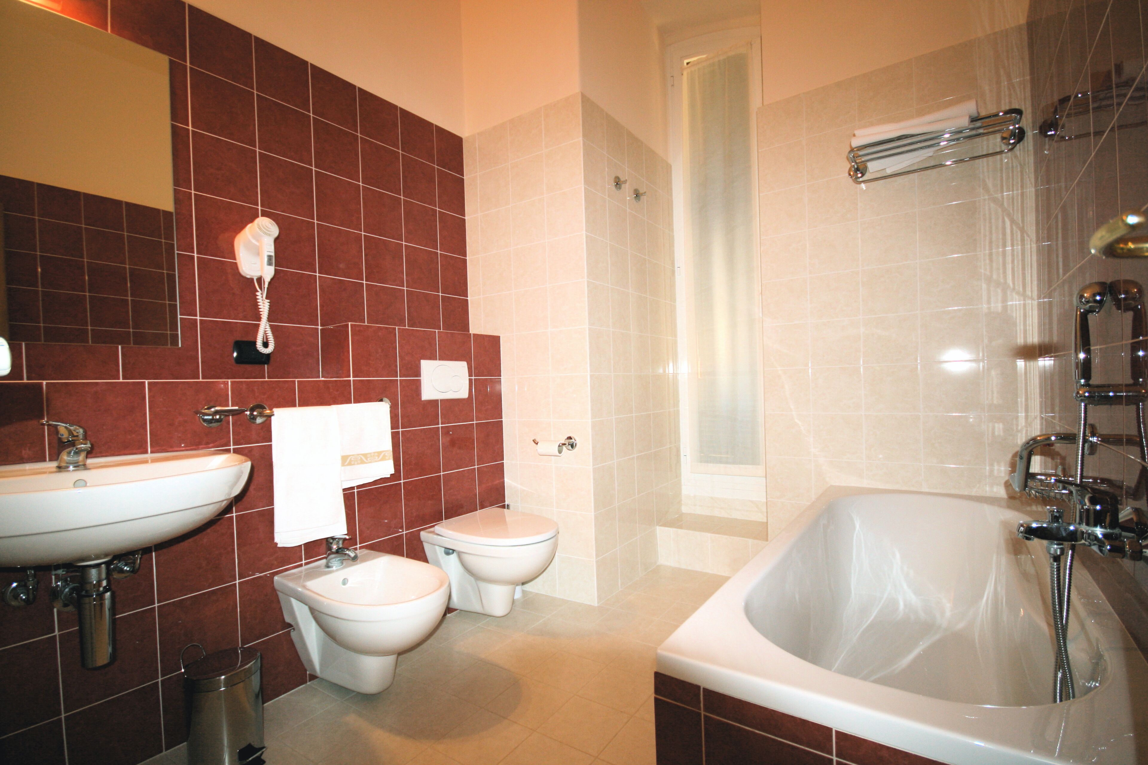 Une salle de bain équipée d’un lavabo, d’un bidet et d’une baignoire.