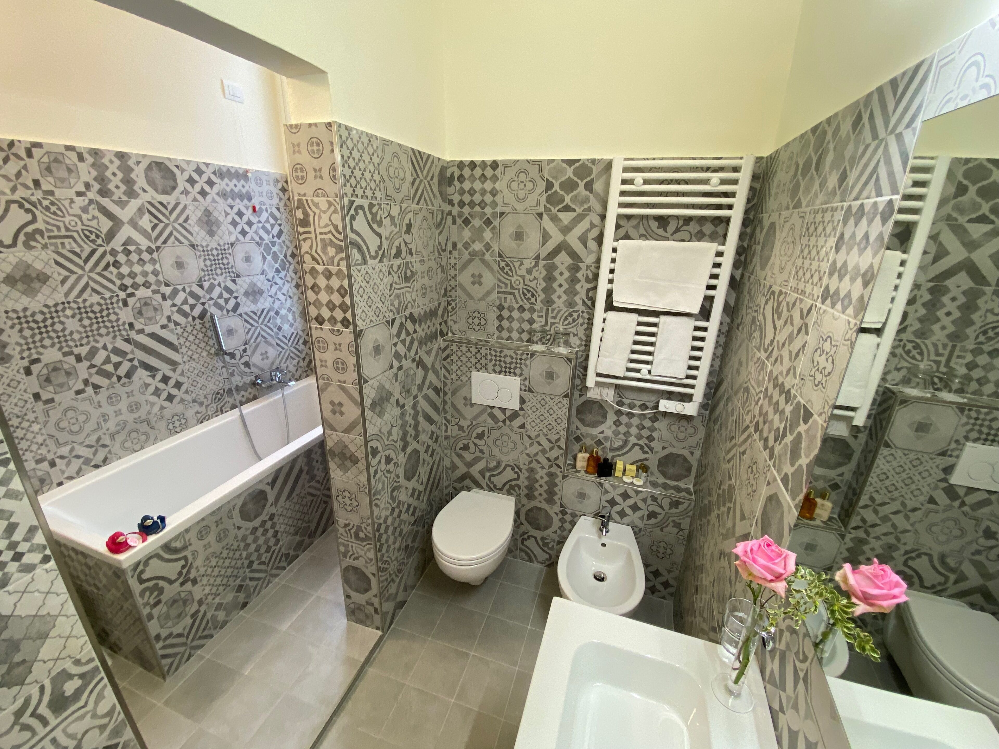 superior double room | bathroom | combined shower/bathtub, hair dryer, bidet, towels
