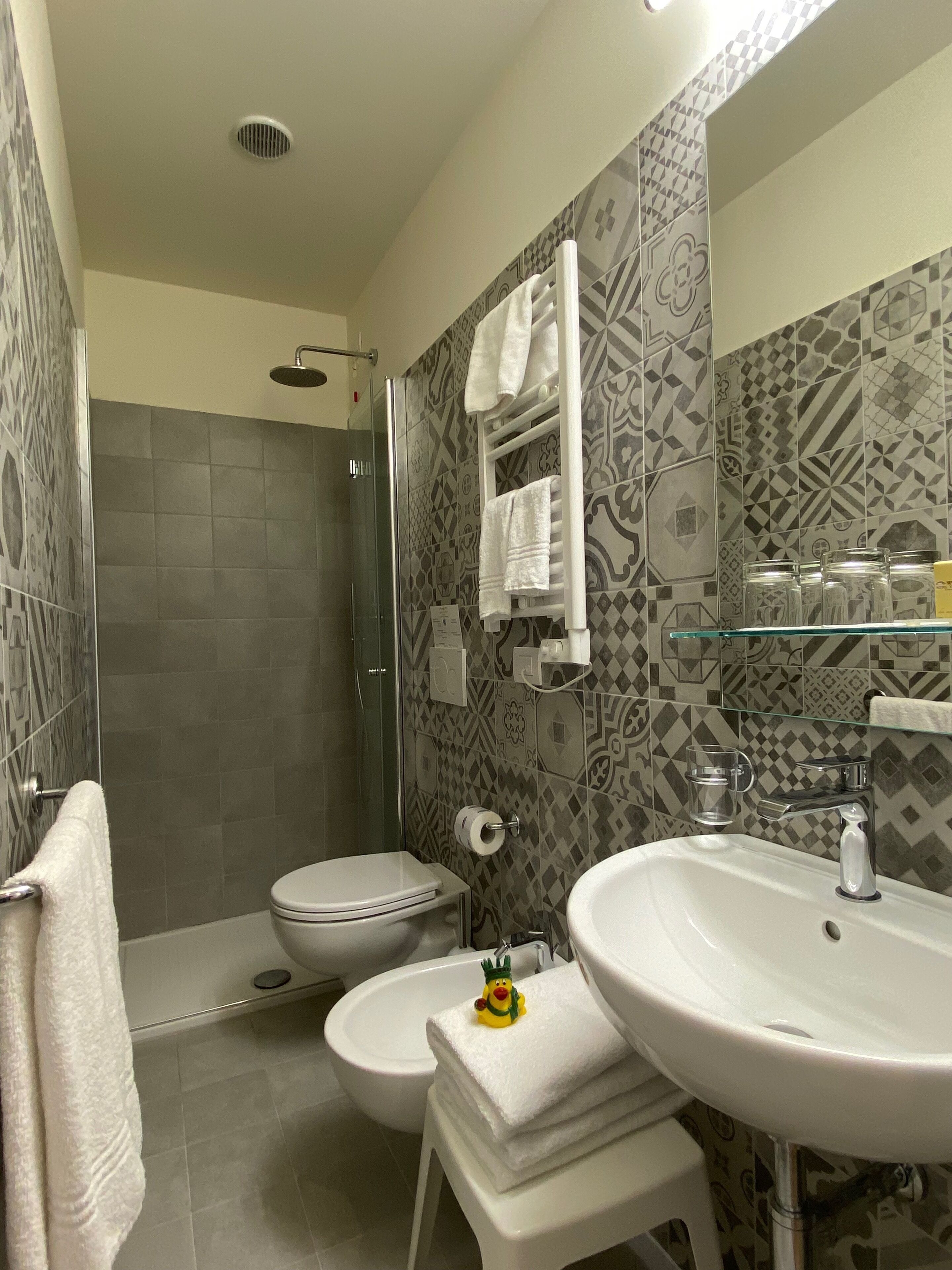 triple room | bathroom | combined shower/bathtub, hair dryer, bidet, towels