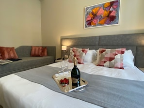 Superior Double Room | Minibar, in-room safe, desk, free WiFi - Hotel Eletto (Sanremo)