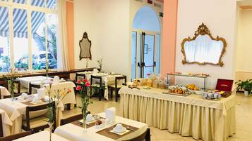 Free daily buffet breakfast
