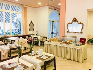 Free daily buffet breakfast