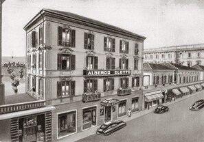 A hotel with a sign reading "Albergo Eletto" on the facade, featuring a classic architectural style with multiple windows and balconies. - Hotel Eletto (Sanremo)