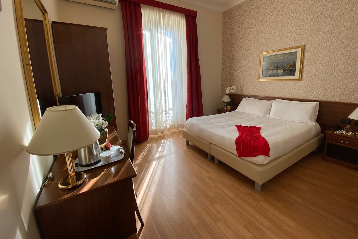 Minibar, in-room safe, desk, free WiFi