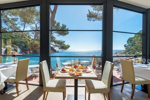 Desayuno buffet diario (EUR 18 por persona)