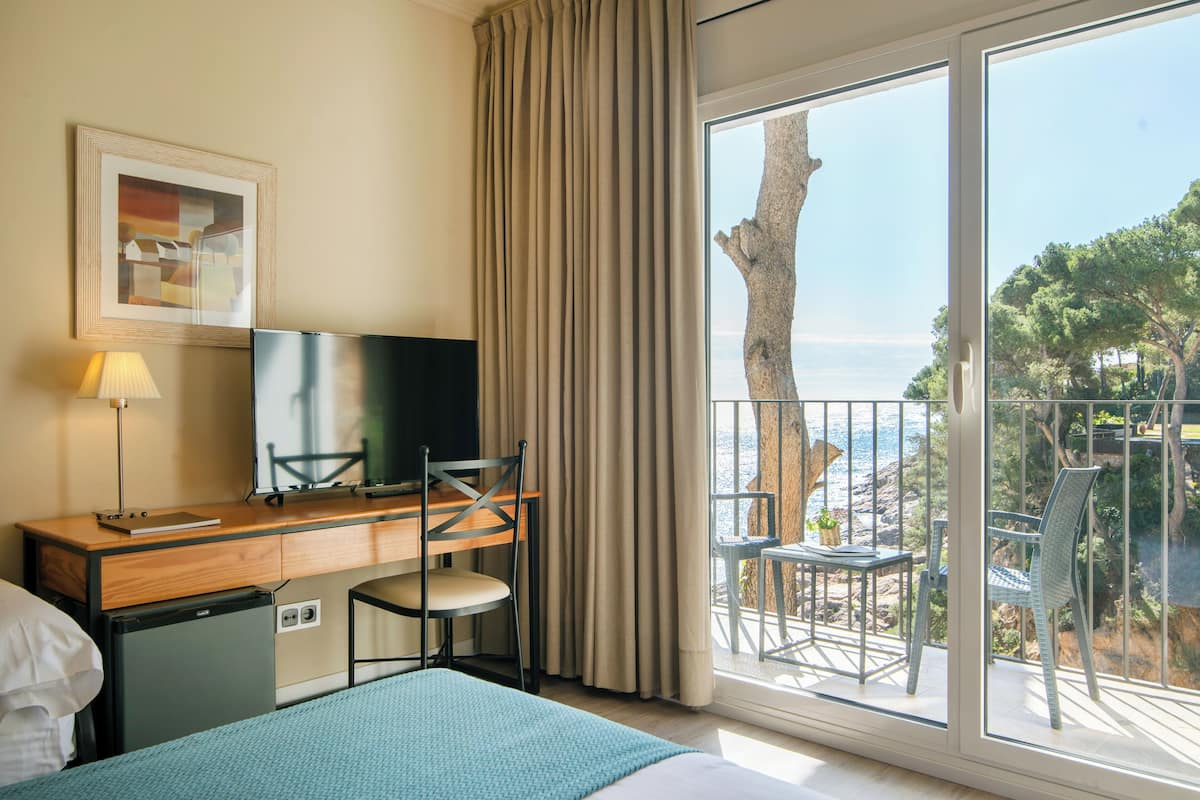 habitación triple estandard, balcón, vistas al mar | 1 bedroom, premium bedding, minibar, in-room safe