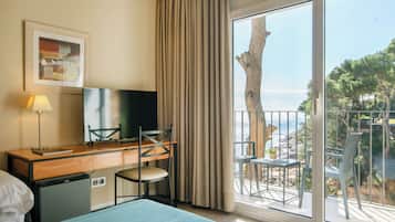 Habitación triple estandard, balcón, vistas al mar | Ropa de cama de alta calidad, minibar, caja fuerte y escritorio