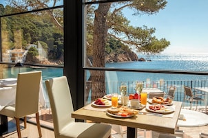 Se ofrece un desayuno bufé (18 EUR por persona)