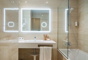 Habitación doble superior vistas al mar, balcón | Bathroom | Bathtub, free toiletries, towels - Hotel Hostalillo by Escampa Hotels (Palafrugell)