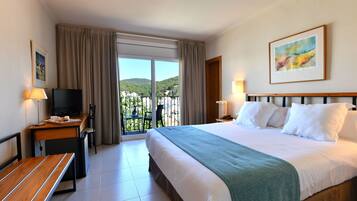 Standaard kamer | Luxe beddengoed, een minibar, een kluis op de kamer, een bureau