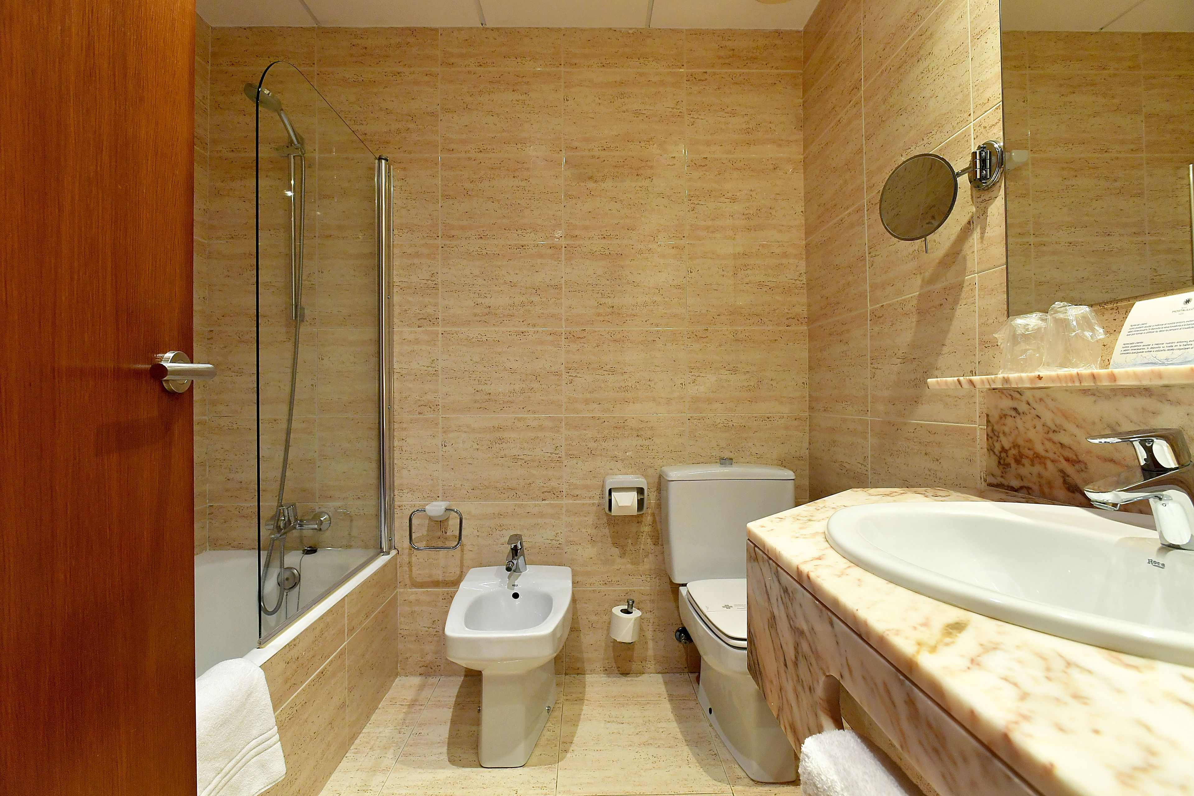 habitación doble vistas al mar ventana | bathroom | bathtub, free toiletries, towels