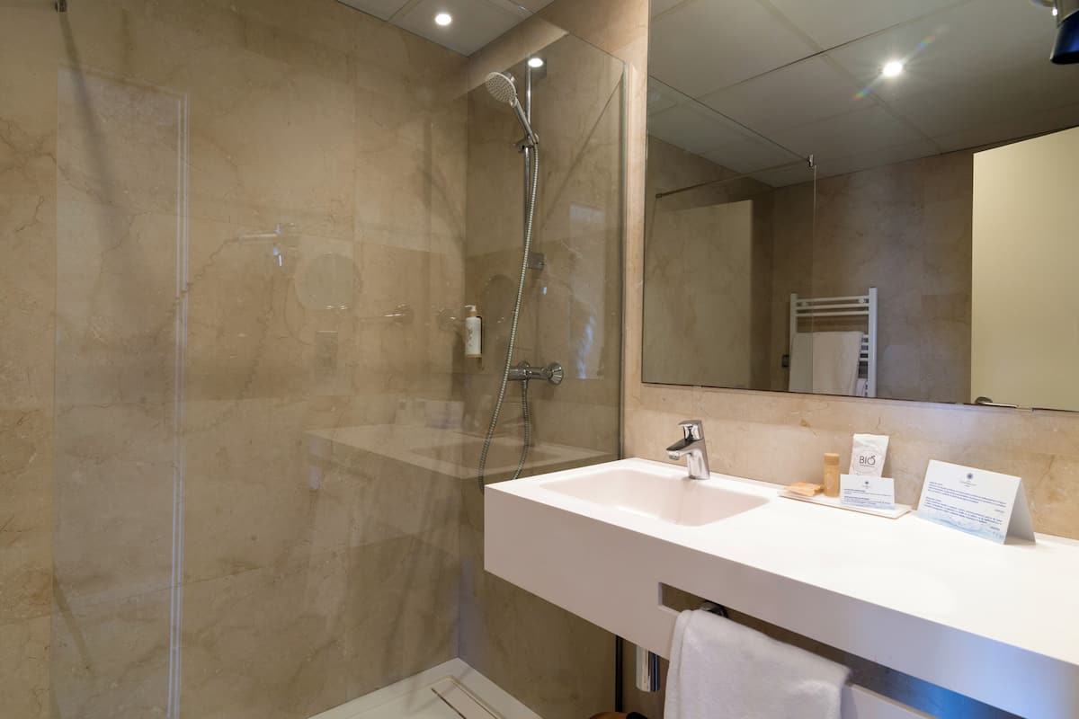 bathtub, free toiletries, towels