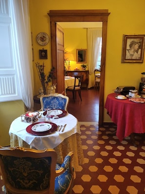 Déjeuner et dîner servis sur place