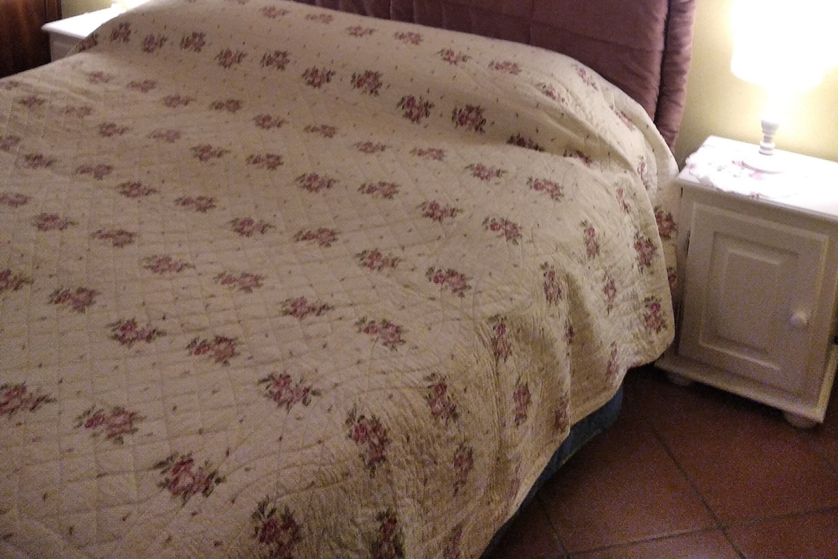 Habitación básica doble | Decoración personalizada, muebles diferentes y wifi gratis