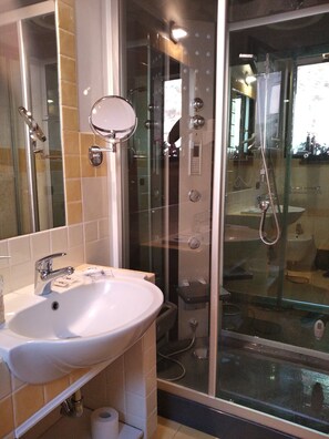 Superior Double Room, Terrace | Bathroom - Villa Belvedere (Pieve Fosciana)