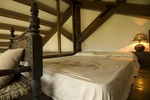 Family Suite, Kitchenette | Egyptian cotton sheets, down comforters, desk, iron/ironing board