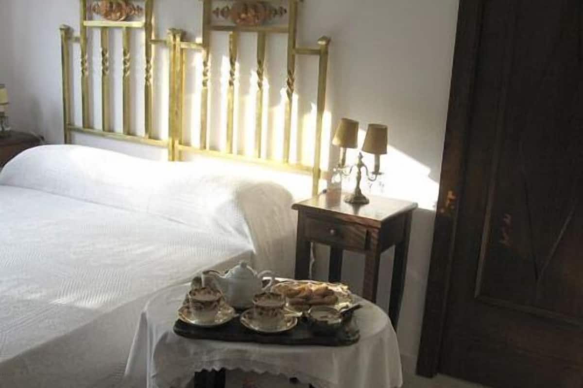 Double Room, 1 Double Bed, Ground Floor | Coffee and/or coffee maker