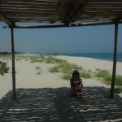 Sulla spiaggia, sabbia bianca, lettini da mare, ombrelloni