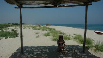 Plage, sable blanc, chaises longues, parasols