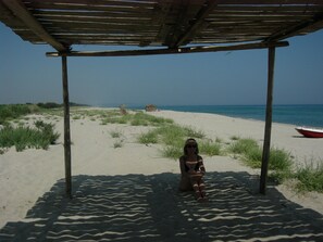 On the beach, white sand, sun-loungers, beach umbrellas - Acqua di Friso (Cropani)