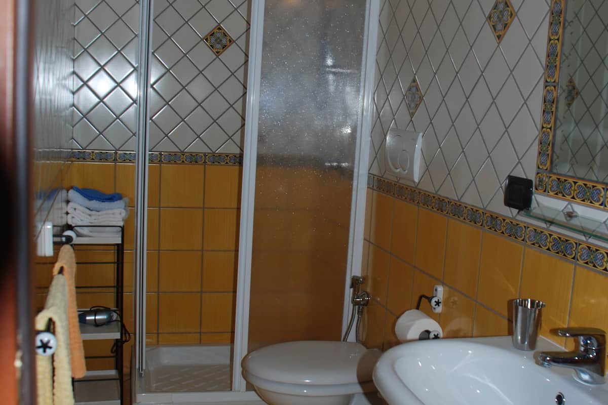 Üç Kişilik Oda | Banyo | Duş, saç kurutma makinesi, bide, havlu