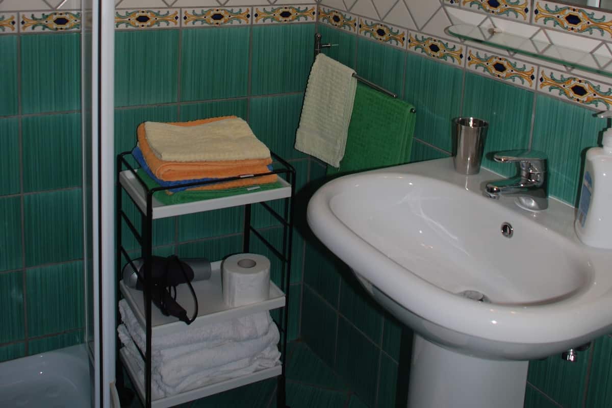 Dört Kişilik Oda | Banyo | Duş, saç kurutma makinesi, bide, havlu