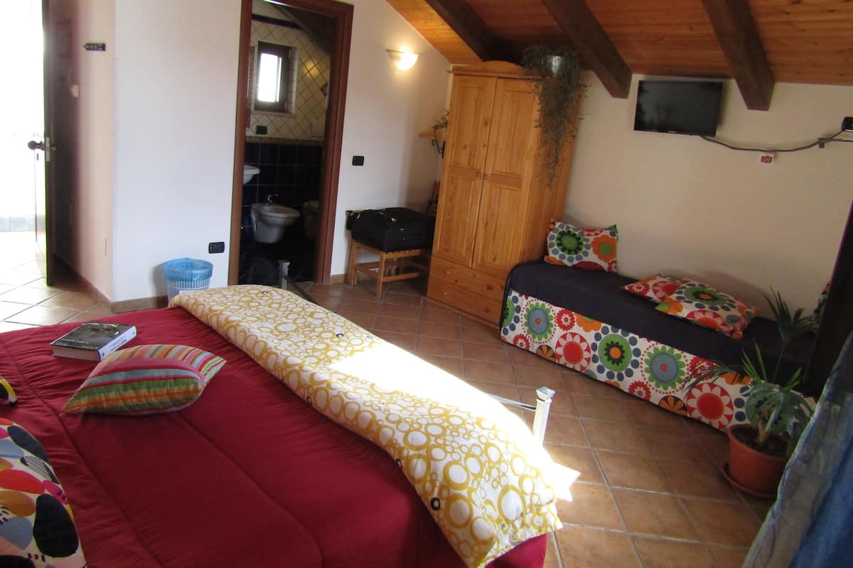 Üç Kişilik Oda | Yastık yüzeyli yatak, odada kasa, masa, ses yalıtımı